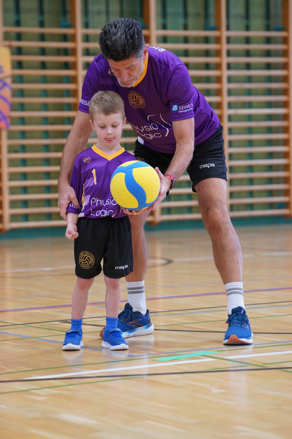 Garçon et moniteur cours kids volley